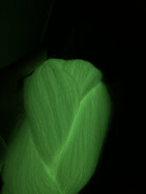 Load image into Gallery viewer, 3 Pieces Night light Synthetic Hair Extension for Braiding ,Jumbo Braids , Extension Afro Braids Crochet Twist-3 قطع من وصلات الشعر الاصطناعية الخفيفة الليلية للتضفير ، الضفائر الضخمة ، تمديد الضفائر الأفرو الكروشيه