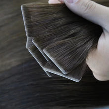 Load image into Gallery viewer, Hand Woven Invisible Seamless Human Hair  Tape In Extension  Nature Black   شريط شعر بشري غير ملحوم وغير مرئي منسوج يدويًا في امتداد طبيعي أسود
